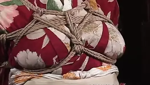 Une salope asiatique mature a une séance de corde à endurer