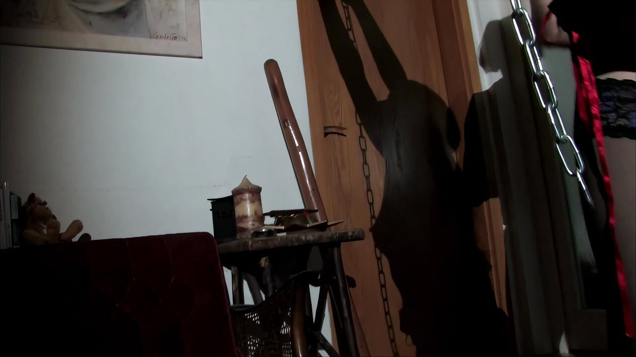 Η Yasemin αλυσοδεμένη στο ταβάνι
