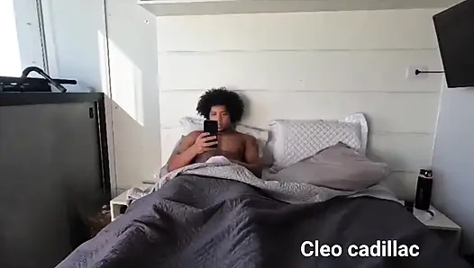 Мачеха смотрит на своего пасынка, который делает минет рукой, и делает ему минет