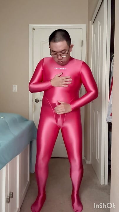로즈 레드 아모레시 스판덱스 수트, 내 불룩한 부분, 발기, 엉덩이, 콘돔과 함께 핫하게 자위하며 사정하기