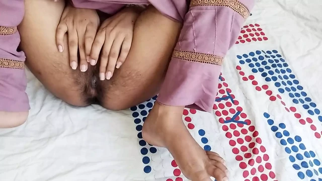 Bhabi Jan fingering in Dever bedroom