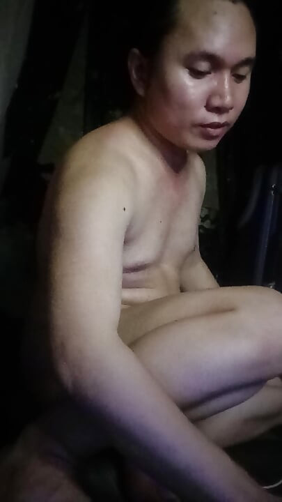 誘惑的なソロトランスパフォーマンス、自信に満ちた官能的な雰囲気