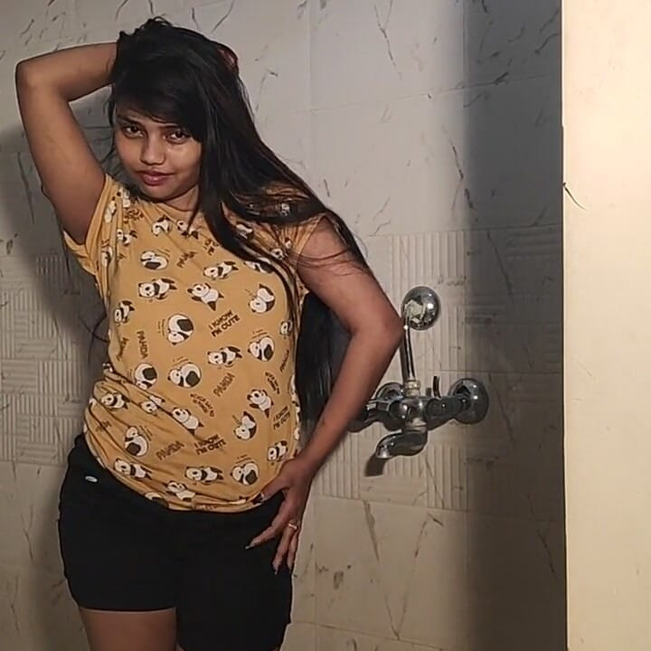 Fată indiancă sexy Alia Advani la duș umed