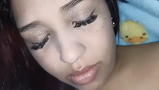 Aku ngentot adik tiriku yang baru aja tiba dari Amerika Serikat ke Spanyol dan toketnya dientot lolipop, aku yakin aku decei