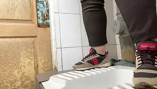 Reifes Urinieren in der öffentlichen Toilette im Krankenhaus