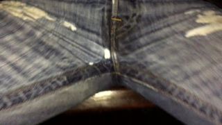 Смачиваю мои джинсы
