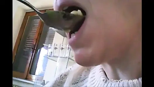 Chantals zähne fallen auseinander, rotten und schwarz