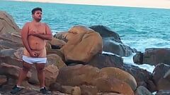 Homo mollige homo gaat naar het strand om te masturberen en met zijn kont te pronken