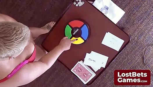 Pecundang pertandingan strip terakhir, ditinggalkan hanya dalam bra-nya