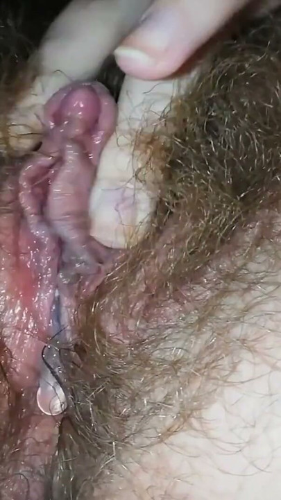Super hairy pussy big clit masturbasi orgasme basah closeup | Clip 1