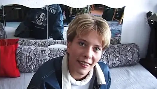 Sarışın sürtük parmaklıyor