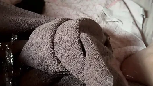 Meine füße helfen mir, laut im bett zu pinkeln - lautes pinkeln