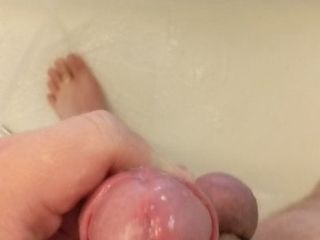 Jonge jongen rukte zich af in de badkuip