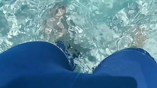 Blauwe stiefzus in legging in het zwembad