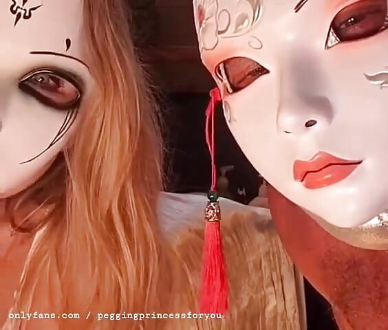 Stretching und Pegging Mareslut, mit Xxl Dildo Strapon, Wolfgar mit Carmen Harness von Mrhankeystoys