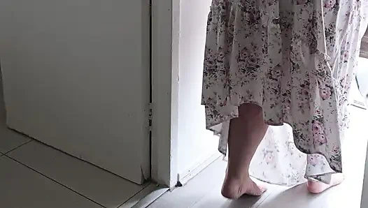 Tante pantat bahenol lagi buka baju sama pacar kulit hitamnya Permainan nakal antar ras.