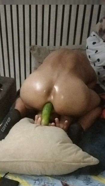 形の良いお尻がディルドに乗る