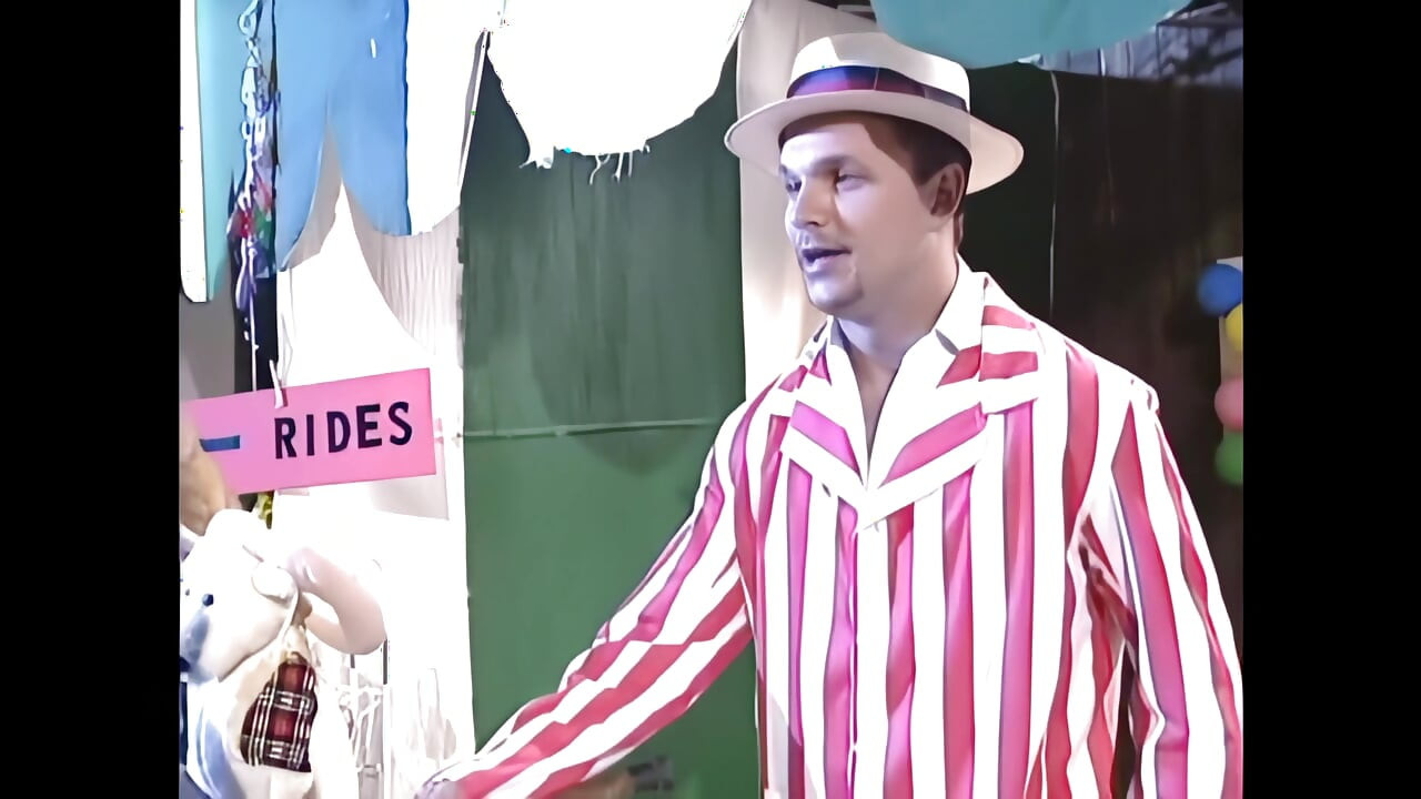 Vrela noć strasti sa mladom i neodložnom brinetom