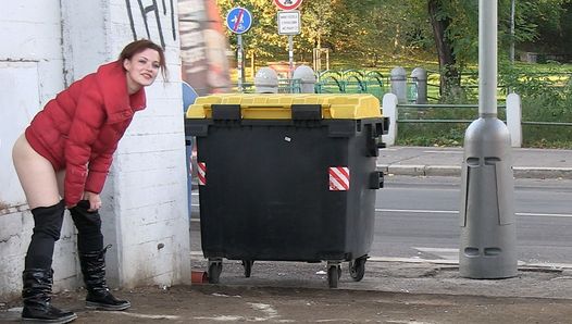 Teen Brünette liebt öffentliches Pissen