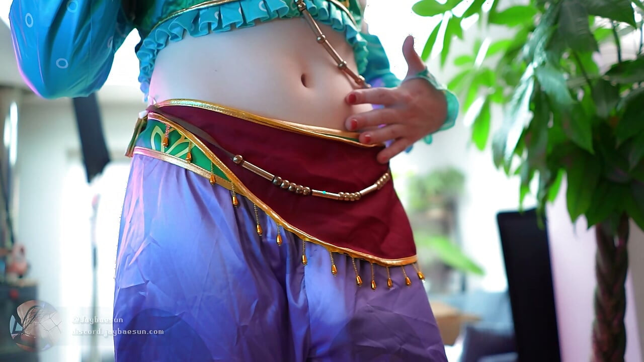 Femboy Link montando un juguete de caballo