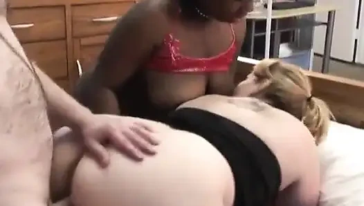 Şehvetli zenci sulu götünü büyük beyaz yarakla parçalıyor