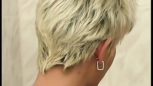 Tombul kızlar ateşli bir banyonın tadını çıkarıyor