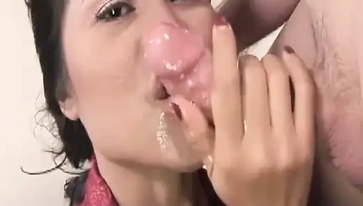 Reife brünette MILF nimmt hart anal mit tropfendem sperma