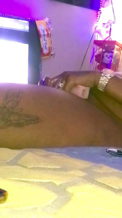 Zapanjujući trenutak iz filma "Very hot BBC TS Tugs A Huge Load for her black tgang".