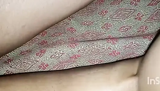 Hintli karı koca yatakta porno videosu