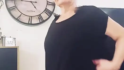 Aku melucuti pakaian dalamku untukmu, yang kubutuhkan adalah milikmu.