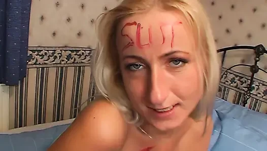 Sarışın hatun yüze boşalma sürtük işaretlemesiyle orgazm olmak için sert parmaklanıyor
