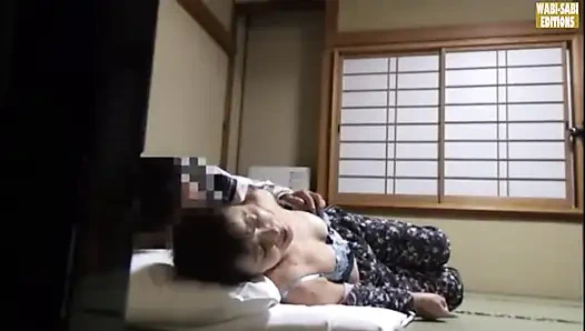 Соблазнение после работы горячего источника обслуживающего лица, захваченного в частной комнате сессии - сцена.4