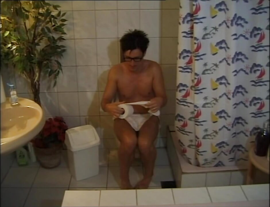 O curvă brunetă excitată a supt o pulă mare și dură a soțului său înainte de a fi futută