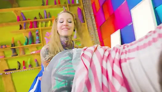 Двойной анал шаловливых татуированные девушки - 2 члена и 2 дырки, окончание на лицо