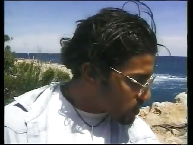 Dos Amigas Están De Vacaciones En Ibiza Y Se Follan a Chicas Calientes.