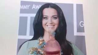 Katy Perry кончает на лицо