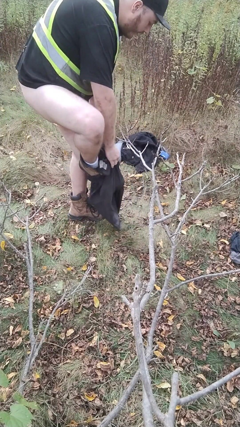 Gruby autystyczny facet szarpie się i spuści w lesie pt.2 | Klip 1