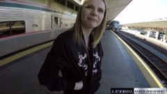 Catarina krijgt haar Russische poesje geploegd op een snel rijdende trein
