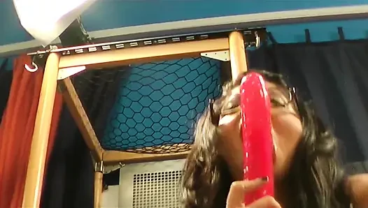 Cewek sange lagi asik muasin memeknya pakai dildo favoritnya