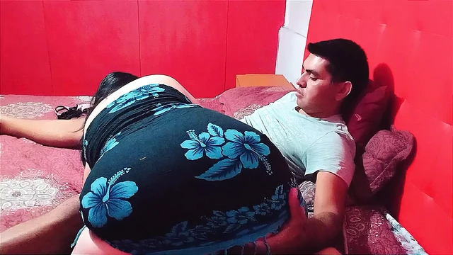I masturbate with my stepmom's panties to smell her pussy