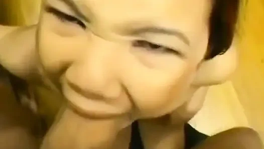 Kitty ilk gerçek büyük yarağını emiyor