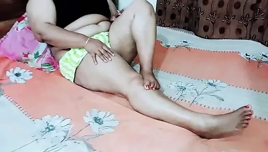 Bangla Beautiful Deshi Hot Bhabhi ko dogy Hardly fuking her pussy fingering Enjoymen time video.