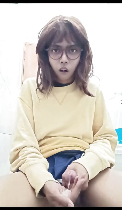 Sissy Asia Masturbasi di Toilet Umum