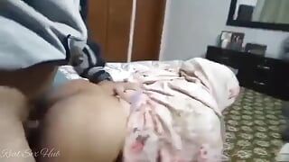 Mucama de tienda india engañando en perrito anal con propietario en su habitación