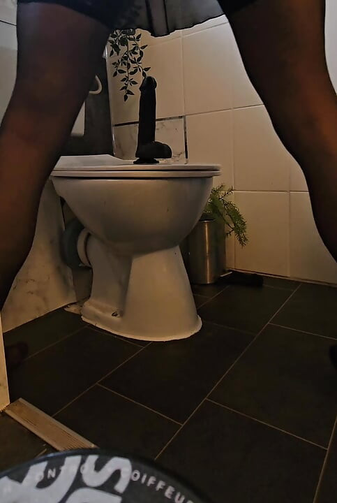 Sissy u čarapama jaše dildo, dio 1