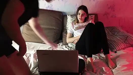 Я была хорошей девушкой, поэтому он позволил мне пососать его хуй