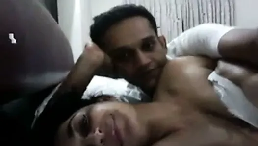 Сексуальная индийская жена перед камерой