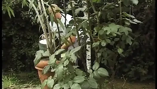 Olgun kızıl saçlı arka bahçede yarak emiyor