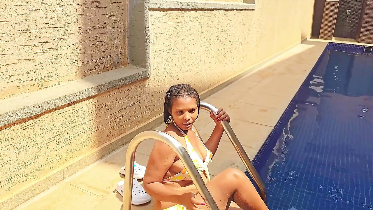 Si masturba la figa in piscina