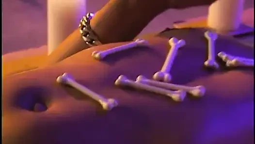 Azgın zenci bebek beyaz ve siyah bir adamla Afrikalı fantezisi üçlü seks yapıyor